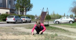 Žaidimų aikštelė prie P.Širvio gatvės 4-ojo namo visai sunykusi.