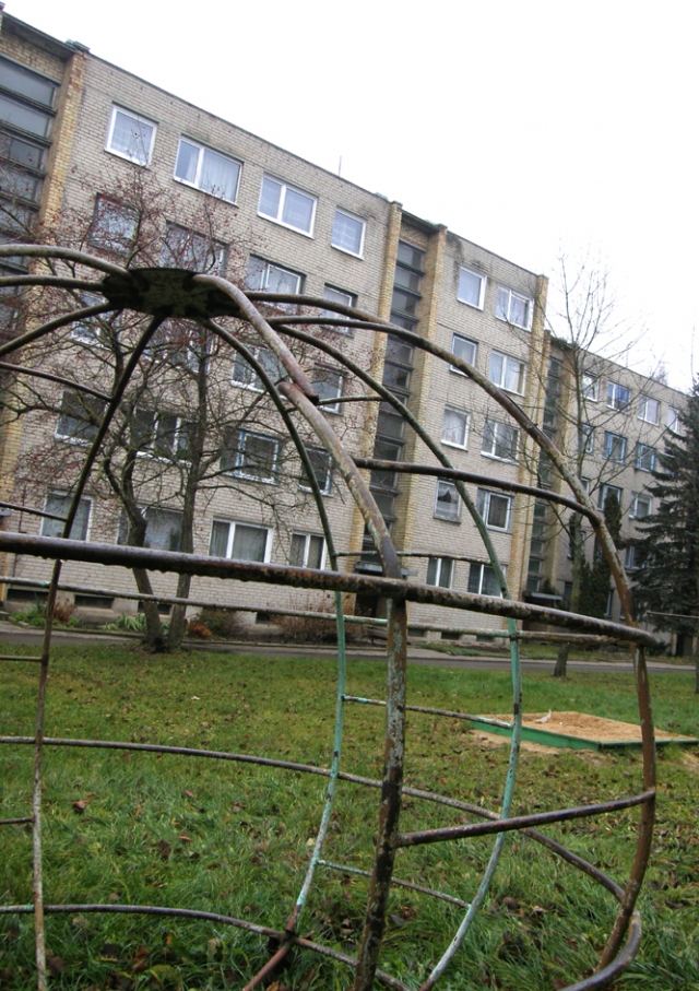 Jaunystės gatvės aikštelėje stovi gerokai aplūžusi laipynė. L.Dūdaitės nuotr.