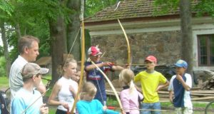 Dienos centro vaikus šaudyti iš lanko moko muziejininkas Valius Kazlauskas. G.Kubilienės nuotr.