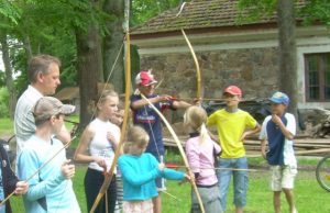Dienos centro vaikus šaudyti iš lanko moko muziejininkas Valius Kazlauskas. G.Kubilienės nuotr.