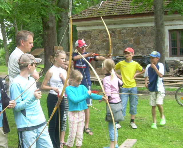 Dienos centro vaikus šaudyti iš lanko moko muziejininkas Valius Kazlauskas. G.Kubilienės nuotr.