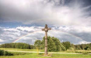 Akyla fotografo akis užfiksavo dvigubas Vaivos juostas Liepos 1-ąją Degenių kaimo kryžių papuošė dviguba Vaivos juosta. V. Stumbrio nuotr.