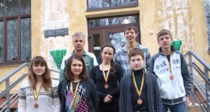 Šauliai su istoriniais bronzos medaliais: Viktorija Ivanovaitė (pirmoje eilėje iš kairės)