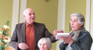 V.Gasiūnas (kairėje) savo knygą padovanojo J.Tumo-Vaižganto vidurinės mokyklos himno žodžių autorei T.A.Juodinienei. Centre - mokytoja O.Bakutienė. J.Tumo-Vaižganto vidurinės mokyklos archyvo nuotr.