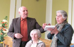 V.Gasiūnas (kairėje) savo knygą padovanojo J.Tumo-Vaižganto vidurinės mokyklos himno žodžių autorei T.A.Juodinienei. Centre - mokytoja O.Bakutienė. J.Tumo-Vaižganto vidurinės mokyklos archyvo nuotr.