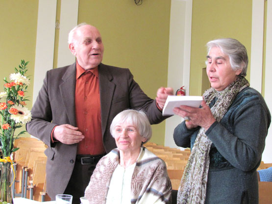 V.Gasiūnas (kairėje) savo knygą padovanojo J.Tumo-Vaižganto vidurinės mokyklos himno žodžių autorei T.A.Juodinienei. Centre - mokytoja O.Bakutienė. J.Tumo-Vaižganto vidurinės mokyklos archyvo nuotr.