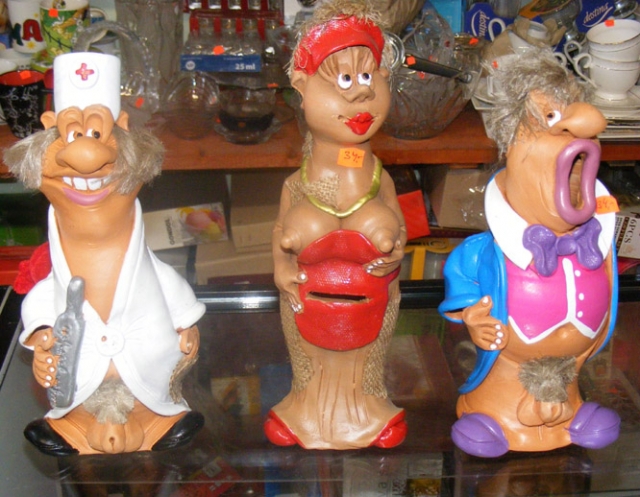 Meilės dienai tinka originalios molinės taupyklės...