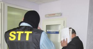 Po kratų kontoroje ir namuose advokatas Jonas Valickas buvo sulaikytas  dviem paroms