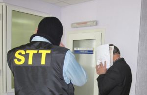 Po kratų kontoroje ir namuose advokatas Jonas Valickas buvo sulaikytas  dviem paroms