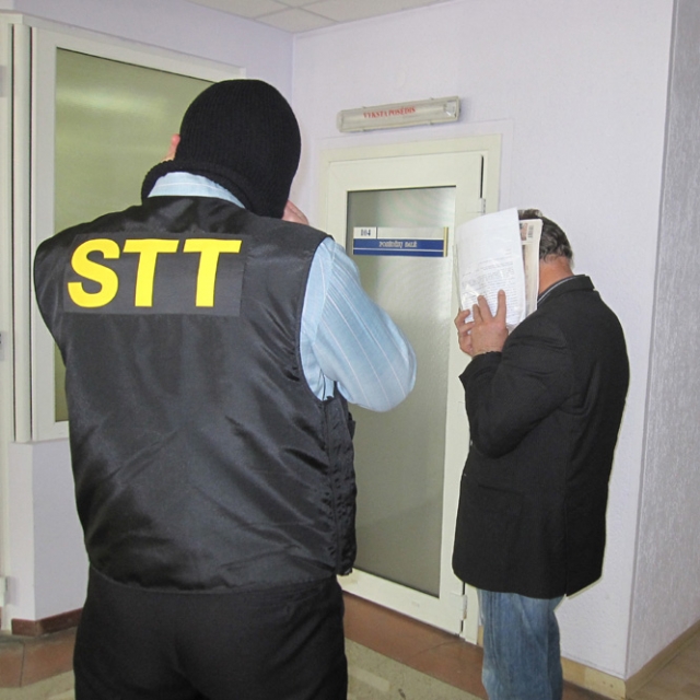 Po kratų kontoroje ir namuose advokatas Jonas Valickas buvo sulaikytas dviem paroms Po kratų kontoroje ir namuose advokatas Jonas Valickas buvo sulaikytas dviem paroms