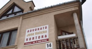 Advokato Jono Valicko kontorą iš pat ryto krėtė pareigūnai. Po kratų kontoroje ir namuose advokatas sulaikytas 48 valandoms. D.Zibolienės nuotr.