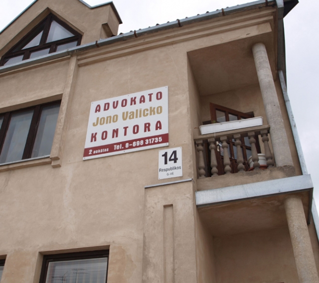 Advokato Jono Valicko kontorą iš pat ryto krėtė pareigūnai. Po kratų kontoroje ir namuose advokatas sulaikytas 48 valandoms. D.Zibolienės nuotr.