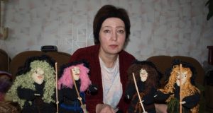 Tautodailininkės Ledinos Valikonienės mėgstamiausias rankdarbių personažas - ragana.