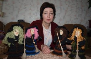 Sesuo, tebegyva prisiminimuose ir nėrinių raštuose Tautodailininkės Ledinos Valikonienės mėgstamiausias rankdarbių personažas - ragana.