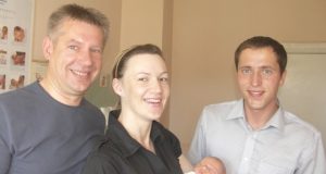 Pasaulinės dienos be tabako proga rajono savivaldybės Visuomenės sveikatos biuro direktorius Tadas Stakėnas (dešinėje) pasveikino gegužės 29-ąją pasaulį rajono ligoninėje išvydusios mažosios Emilijos tėvus Artūrą ir Galiną Valskius. A.Puteikytės nuotr.