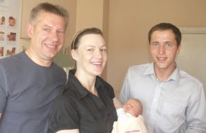 Pasaulinės dienos be tabako proga rajono savivaldybės Visuomenės sveikatos biuro direktorius Tadas Stakėnas (dešinėje) pasveikino gegužės 29-ąją pasaulį rajono ligoninėje išvydusios mažosios Emilijos tėvus Artūrą ir Galiną Valskius. A.Puteikytės nuotr.