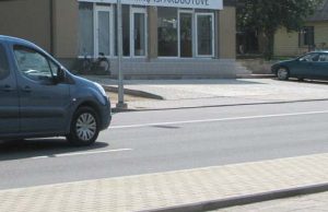 Verslininkas mojuoja leidimais, valdininkai trauko pečiais Pertvarkytas įvažiavimas į namo