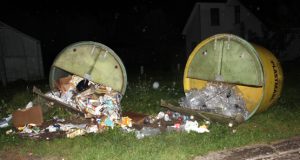 Vandalai išvartė Vilniaus gatvės šiukšlių konteinerius. N.Byčkovskio nuotr.