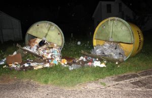 Vandalai siautėjo Respublikos gatvėje Vandalai išvartė Vilniaus gatvės šiukšlių konteinerius. N.Byčkovskio nuotr.