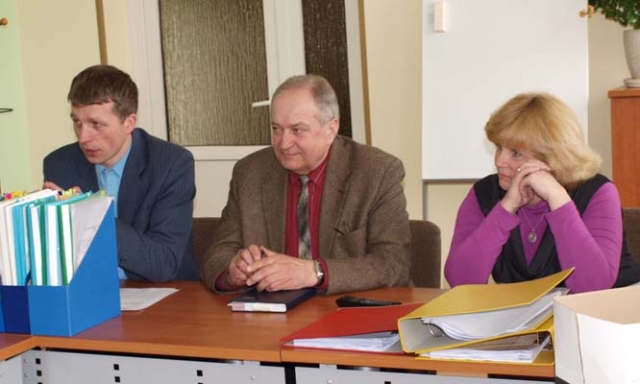 Pasakodamas apie „Rokiškio vandenų“ veiklą įmonės direktorius Vytautas Legas (viduryje) ne kartą minėjo svarbiausius savo komandos narius –pavaduotoją Pasakodamas apie „Rokiškio vandenų“ veiklą įmonės direktorius Vytautas Legas (viduryje) ne kartą minėjo svarbiausius savo komandos narius –pavaduotoją