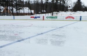 Dirbtinio ledo aikštelė neatlaikė pirmojo išbandymo KKSC čiuožykloje ledas ištirpo ir jį teks šaldyti pakartotinai. R.Kilkaus nuotr.