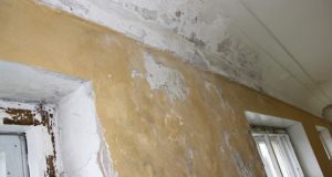 Kūno kultūros ir sporto centro kiaurą stogą remontuoti žadama pavasarį. D.Zibolienės nuotr.