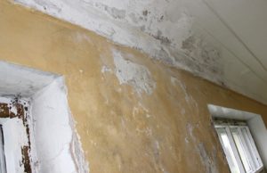 Varvantis stogas krepšinio aikštę pavertė čiuožykla Kūno kultūros ir sporto centro kiaurą stogą remontuoti žadama pavasarį. D.Zibolienės nuotr.