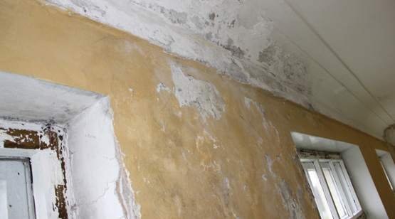 Kūno kultūros ir sporto centro kiaurą stogą remontuoti žadama pavasarį. D.Zibolienės nuotr.