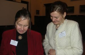 Jūratė Landsbergytė (kairėje) šiandien vargonuos Rokiškio krašto muziejuje. Šių metų festivalyje tai jau antras jos koncertas. Šalia - kolegijos dėstytoja Svetlana Butėnienė. D.Zibolienės nuotr.