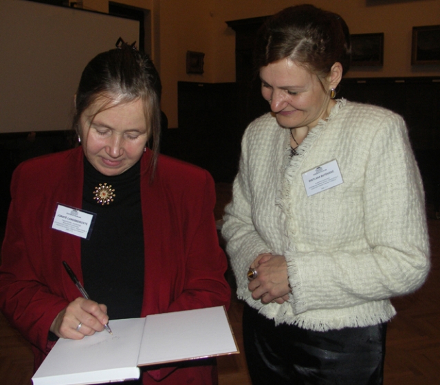 Jūratė Landsbergytė (kairėje) šiandien vargonuos Rokiškio krašto muziejuje. Šių metų festivalyje tai jau antras jos koncertas. Šalia - kolegijos dėstytoja Svetlana Butėnienė. D.Zibolienės nuotr.