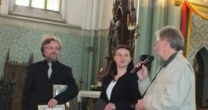 Estijos vargonininkas T.Trasas (kairėje) priėmė festivalio organizacinio komiteto pirmininkės D.Bulovienės ir Panevėžio kolegijos Rokiškio filialo dėstytojo Eugenijaus Kudrino sveikinimus.