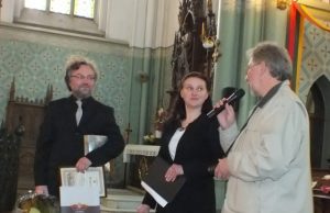 Estijos vargonininkas T.Trasas (kairėje) priėmė festivalio organizacinio komiteto pirmininkės D.Bulovienės ir Panevėžio kolegijos Rokiškio filialo dėstytojo Eugenijaus Kudrino sveikinimus.