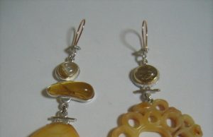 Daliai Varnaitei – įvertinimas už gintaro kūrinius Šis D.Varnaitės kūrinys - tarp geriausių juvelyrikos konkurso „Ažūras“ darbų. Autorės nuotr.