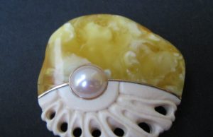 Segė Prezidentei  - iš mamuto kaulo