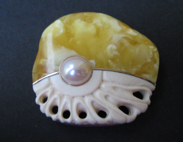 Segė Prezidentei - iš mamuto kaulo Segė Prezidentei - iš mamuto kaulo