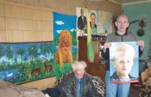 Norėdamas atšvęsti rinkimus Skemų pensionato gyventojas Vladimiras Butaikis (su rinkimus laimėjusios Dalios Grybauskaitės plakatu) pusdykiai pardavė kilimą Jonui Varnui. D.Zibolienės nuotr.