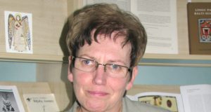 I.Varnienė savo kūrybos knygelę „Būties akimirkos“ dovanos auklėtiniams. D.Zibolienės nuotr.