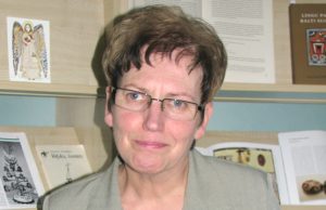 I.Varnienė savo kūrybos knygelę „Būties akimirkos“ dovanos auklėtiniams. D.Zibolienės nuotr.