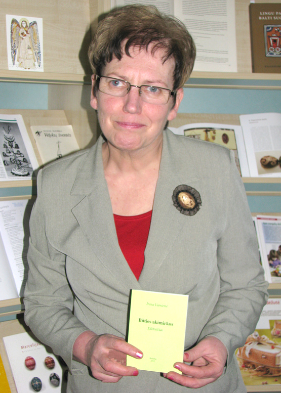 I.Varnienė savo kūrybos knygelę „Būties akimirkos“ dovanos auklėtiniams. D.Zibolienės nuotr.