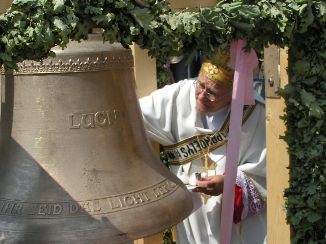 Prieš kelerius metus naujuosius Pandėlio bažnyčios varpus pašventino Panevėžio vyskupas Jonas Kauneckas. D.Zibolienės nuotr.