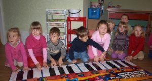 Jaukioje grupėje žaidžia mažieji „Varpelio“ auklėtiniai. D.Zibolienės nuotr.