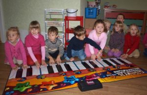 Jaukioje grupėje žaidžia mažieji „Varpelio“ auklėtiniai. D.Zibolienės nuotr.