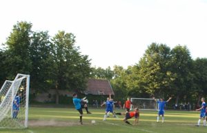 Futbolo rungtynėse netrūksta ne tik įvarčių