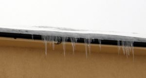 „Norfos“ prekybos centrą vis dar „puošia“ varvekliai. L.Dūdaitės nuotr.