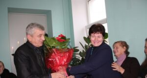Su naujomis pareigomis Algį Veikšį sveikina  Rokiškio socialinės paramos centro direktorė Audronė Kaupienė. D. Zibolienės nuotr.