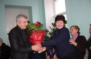 Su naujomis pareigomis Algį Veikšį sveikina  Rokiškio socialinės paramos centro direktorė Audronė Kaupienė. D. Zibolienės nuotr.
