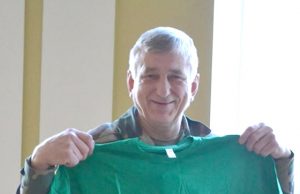 Rokiškio jaunųjų šaulių 9-osios kuopos vadui Algiui Veikšiui jaunieji šauliai dovanojo marškinėlius su užrašu "Geriausias Rokiškio šaulių vadas".