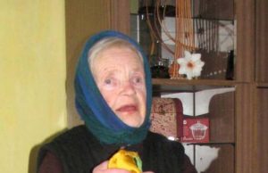 Ir suplevėsuos naujutėlaitė trispalvė… Naują vėliavą įsigijo Maironio gatvės gyventoja Monika Kepalienė. Senosios