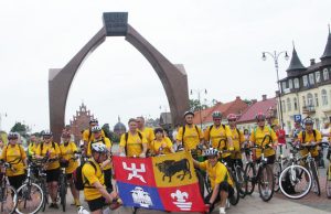 Prieš trejus metus dviračiais aplink Lietuvą keliavę žygeiviai Rokiškio vėliavą skolinosi iš miesto savivaldybės. L.Dūdaitės nuotr.