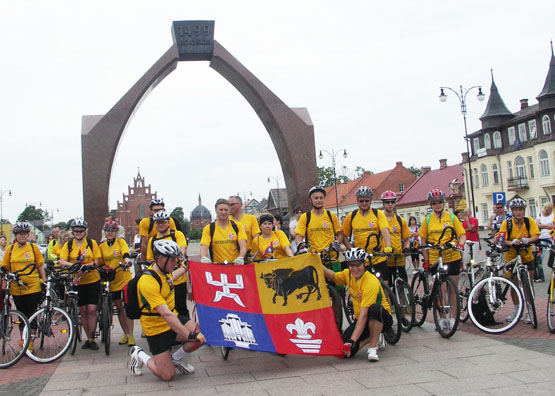 Prieš trejus metus dviračiais aplink Lietuvą keliavę žygeiviai Rokiškio vėliavą skolinosi iš miesto savivaldybės. L.Dūdaitės nuotr.
